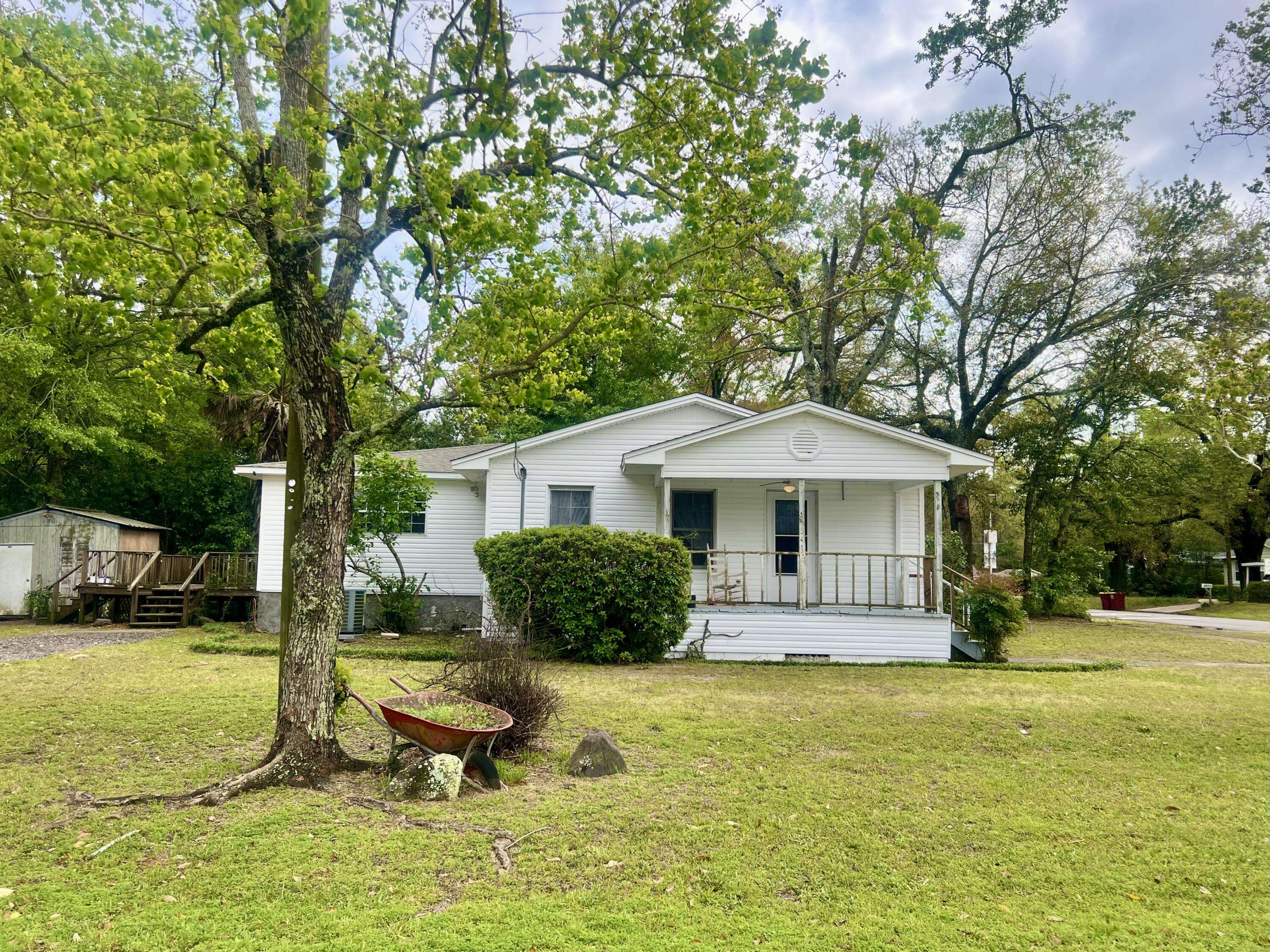 Crestview, FL 32536,328 Dixie Street