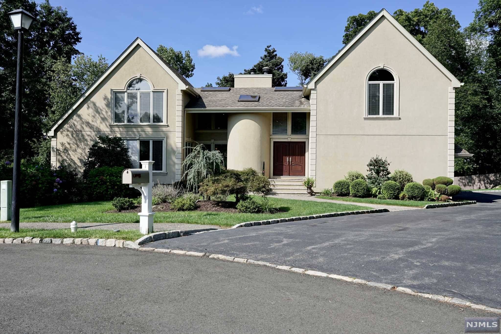 West Caldwell, NJ 07006,4 Woodland RD