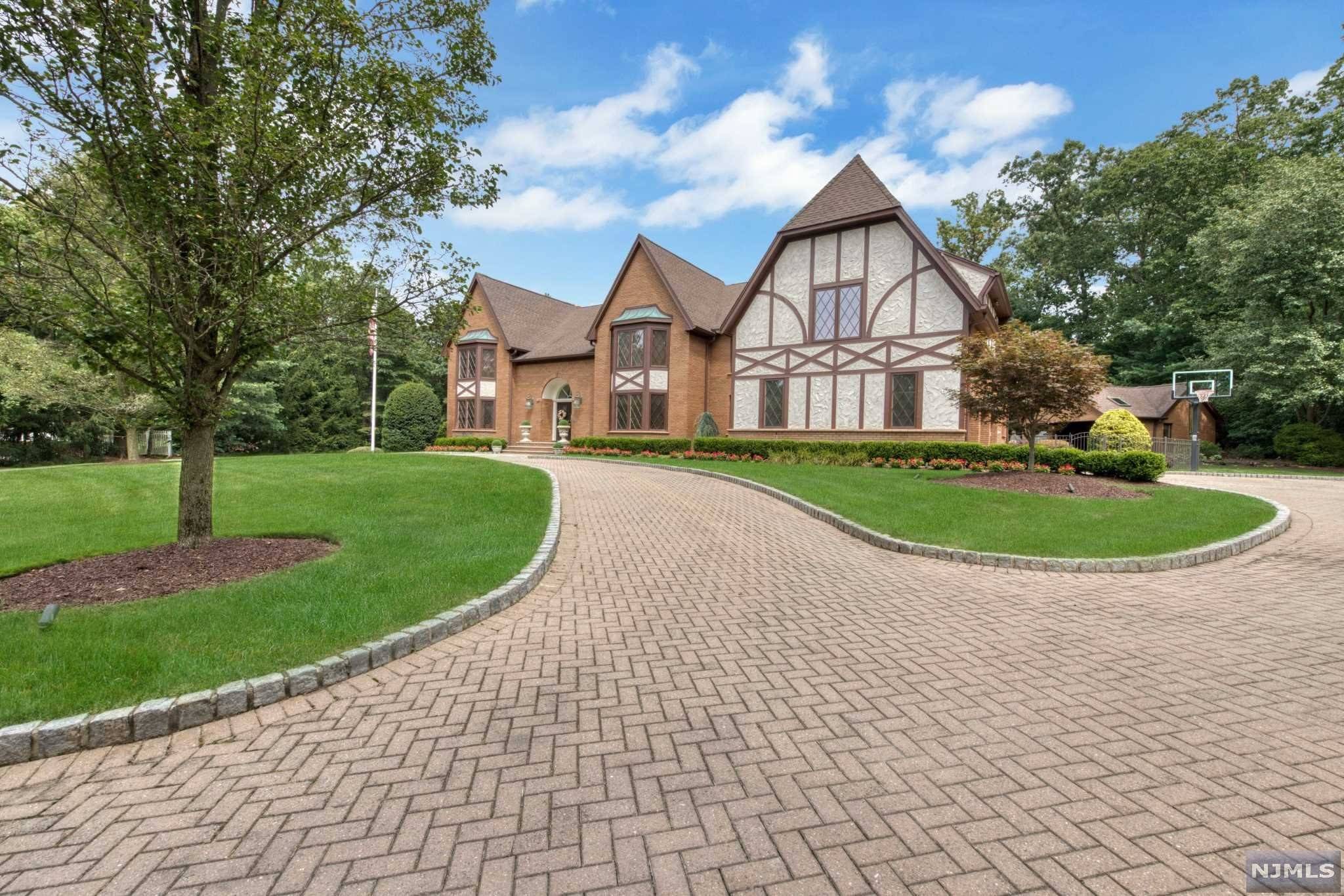 Franklin Lakes, NJ 07417,786 Hemlock CT