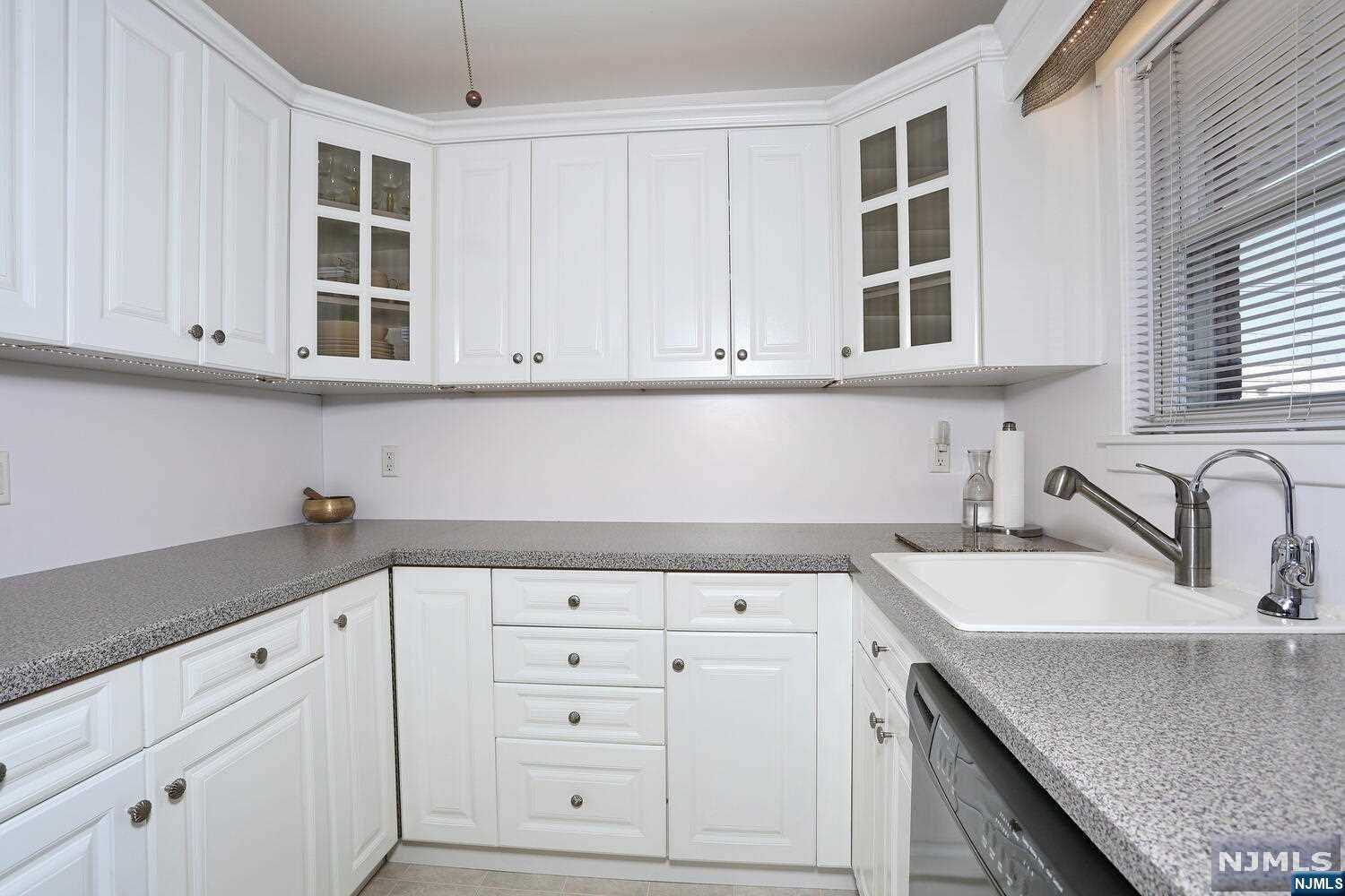 Midland Park, NJ 07432,15 Cottage ST #19-6 B