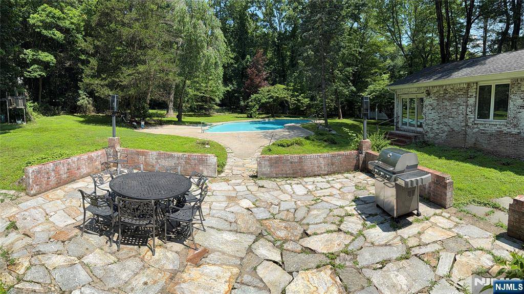 Saddle River, NJ 07458,25 Ackerman RD
