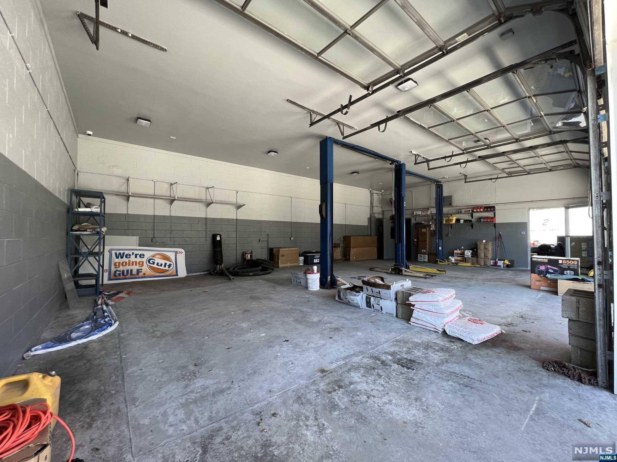Pequannock Township, NJ 07444,411 Newark Pompton TPKE