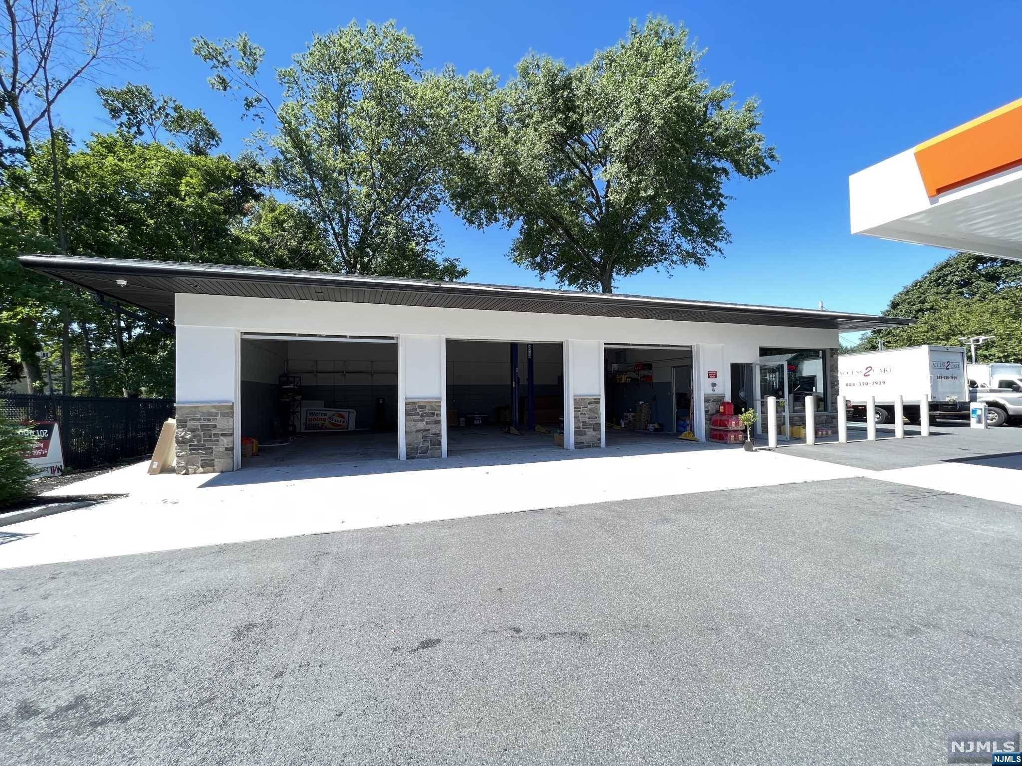 Pequannock Township, NJ 07444,411 Newark Pompton TPKE