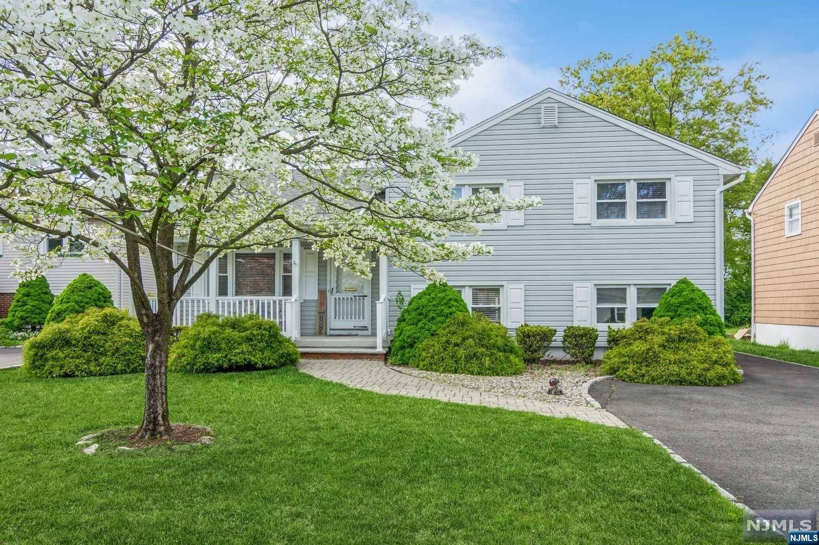 Kenilworth, NJ 07033,6 Red Oak LN