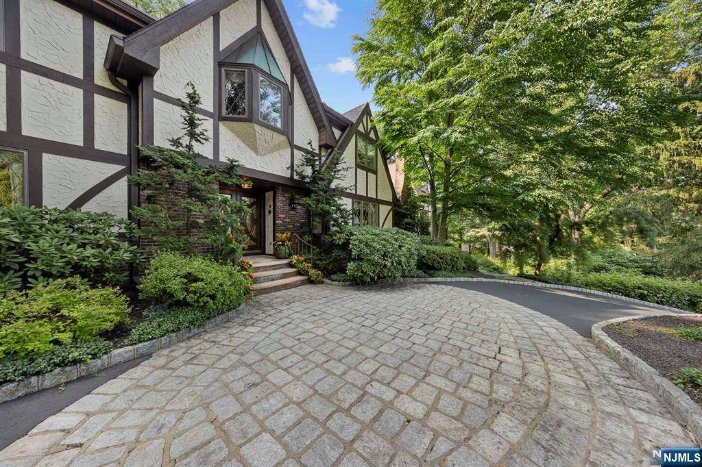 Franklin Lakes, NJ 07417,314 Freemans LN