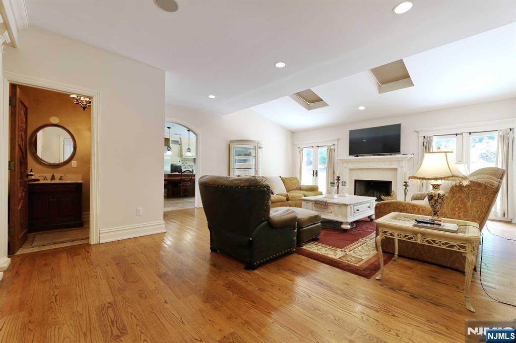 Wyckoff, NJ 07481,732 Terrace HTS