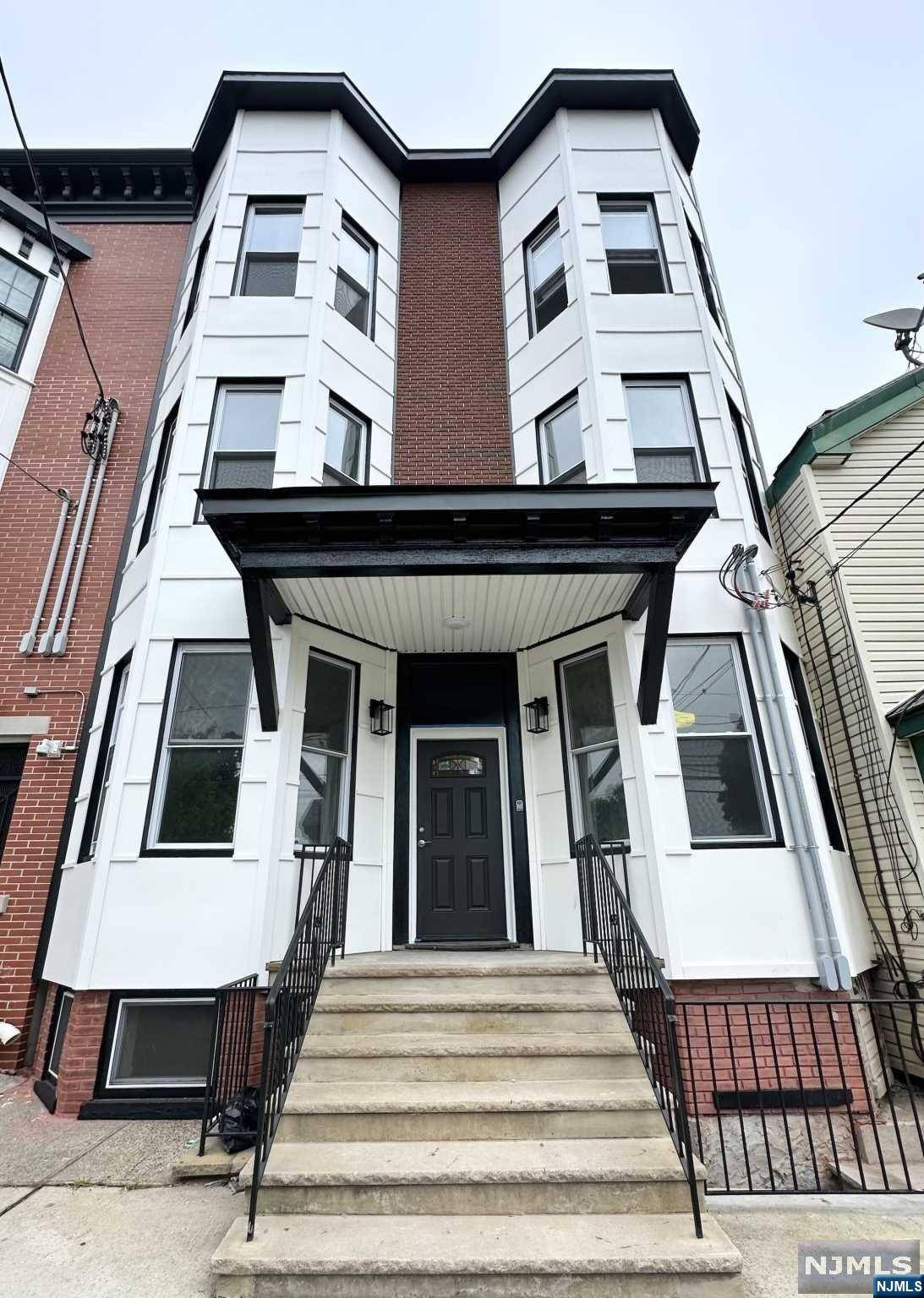 Jersey City, NJ 07307,76 Manhattan AVE #2