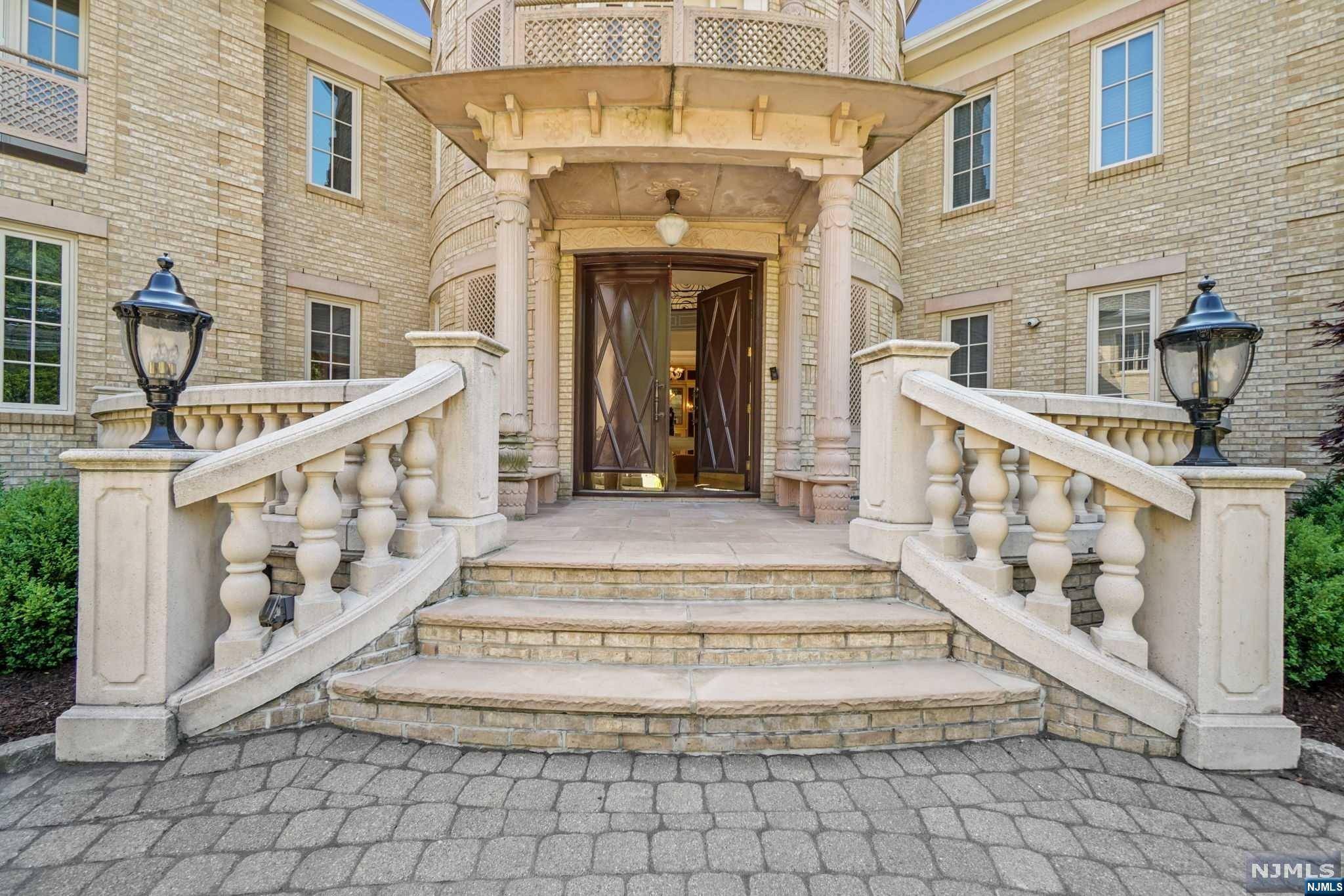 Cresskill, NJ 07626,10 E Hill CT