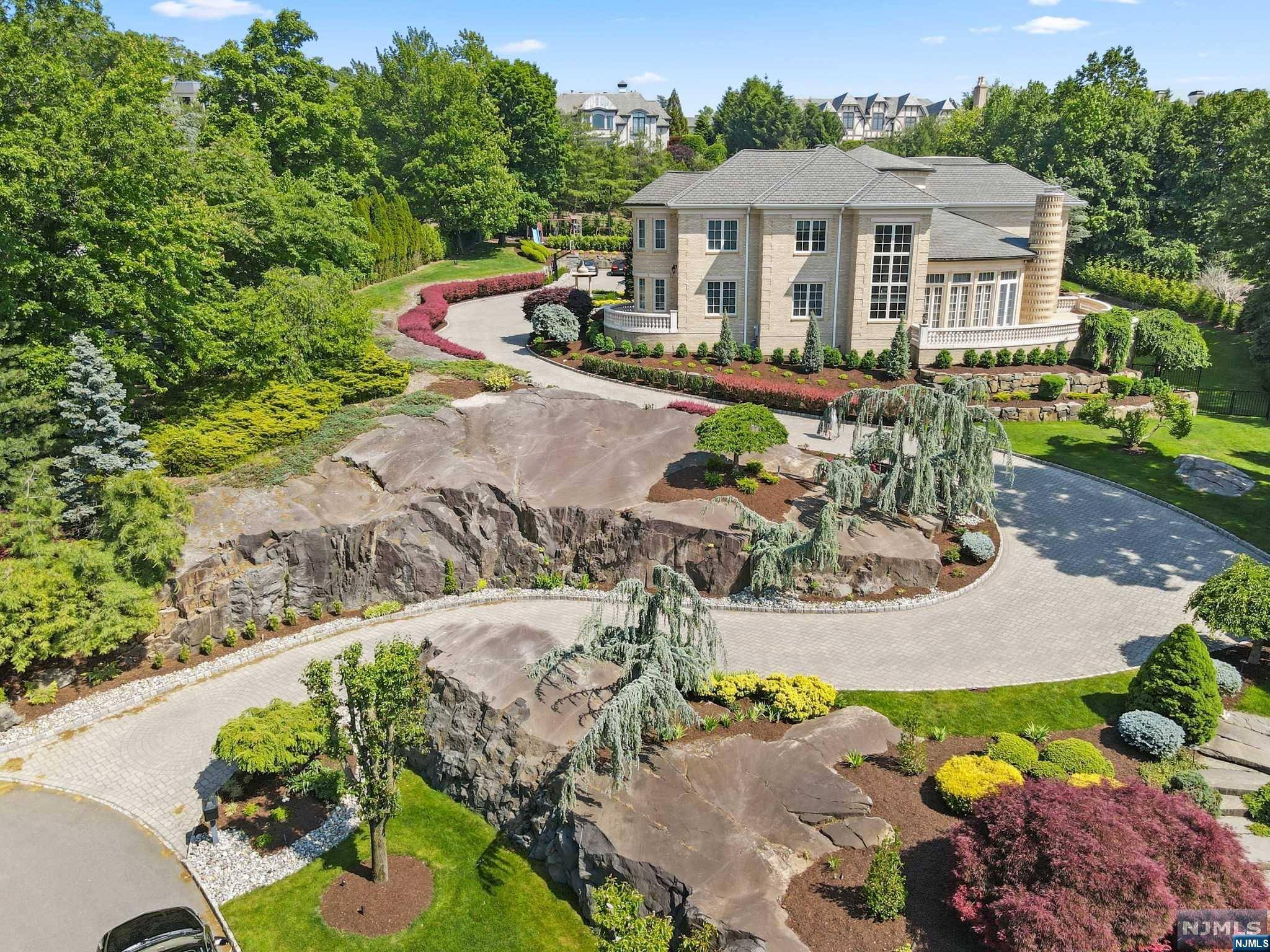 Cresskill, NJ 07626,10 E Hill CT