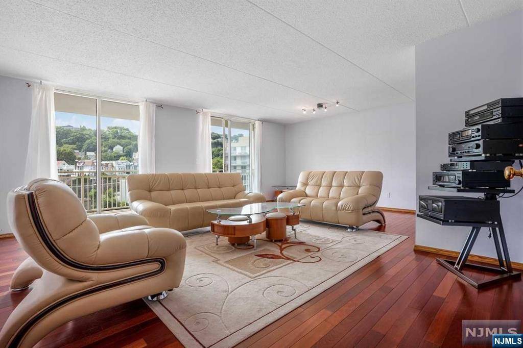 Edgewater, NJ 07020,1055 River RD #905