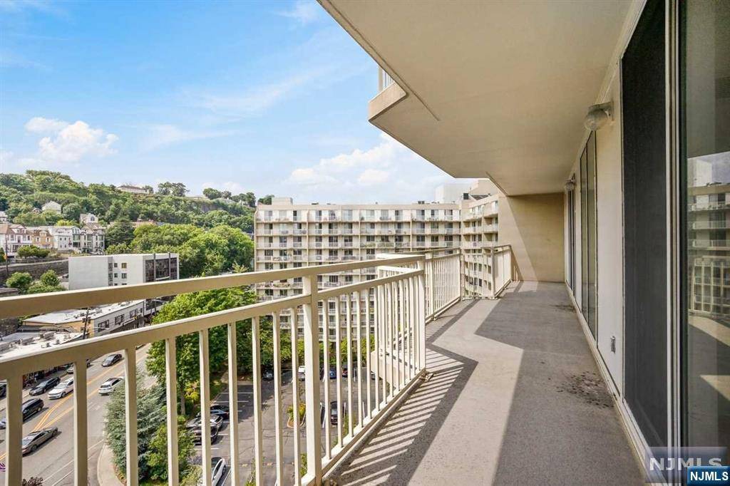 Edgewater, NJ 07020,1055 River RD #905