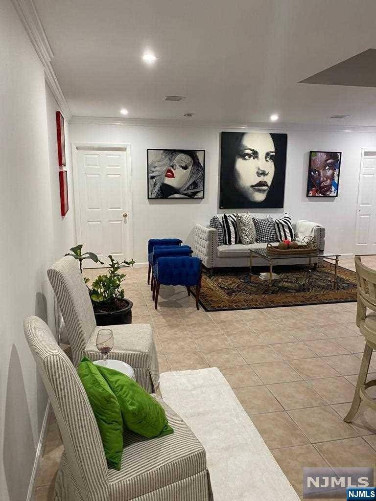 Guttenberg, NJ 07093,6715 Bergenline AVE #2R