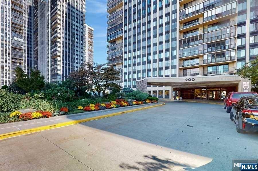 Cliffside Park, NJ 07010,200 Winston DR #418