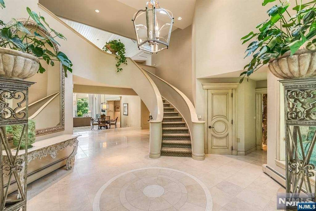 Saddle River, NJ 07458,125 Chestnut Ridge RD