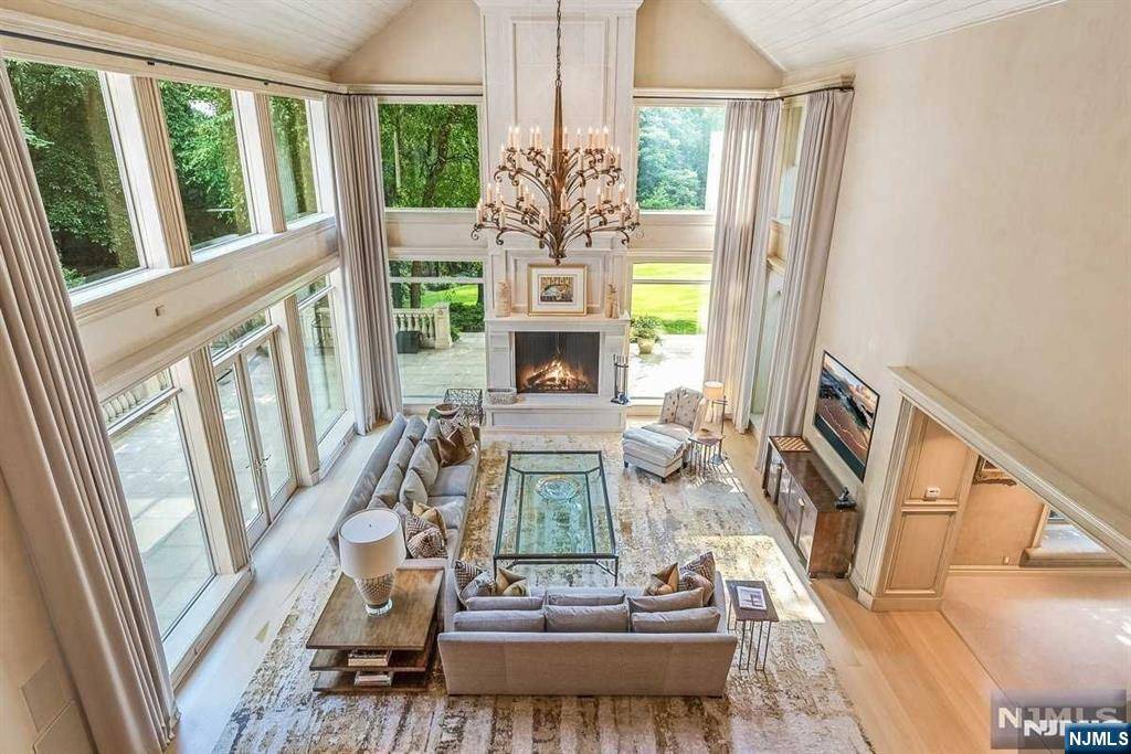 Saddle River, NJ 07458,125 Chestnut Ridge RD