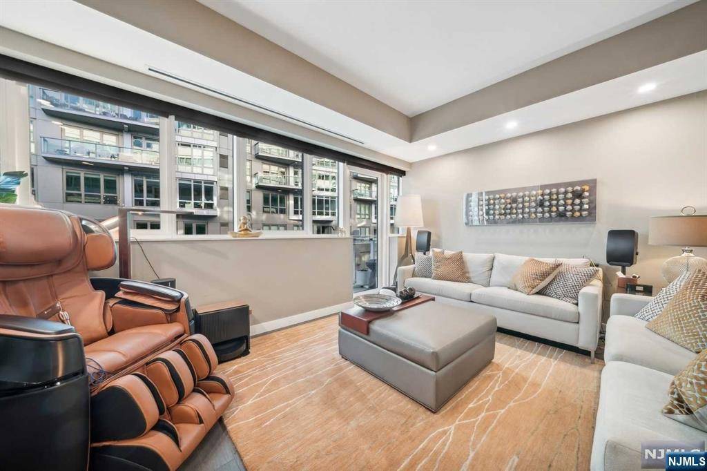 Weehawken, NJ 07086,800 Avenue Port Imp #318