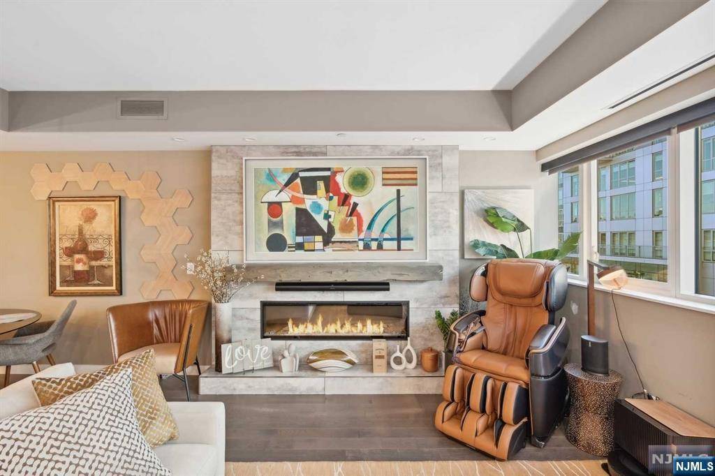 Weehawken, NJ 07086,800 Avenue Port Imp #318