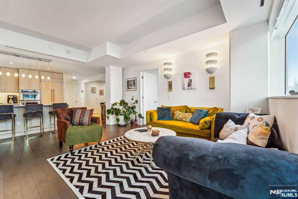 Weehawken, NJ 07086,800 Avenue Port Imp #317