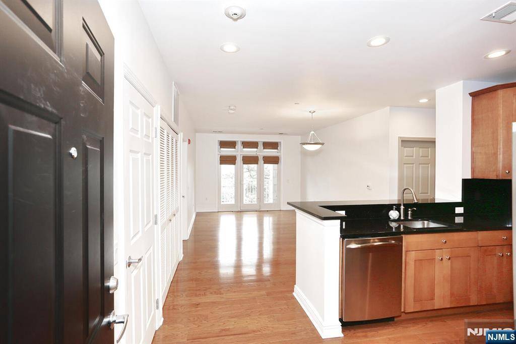 North Bergen, NJ 07047,7400 River RD #228