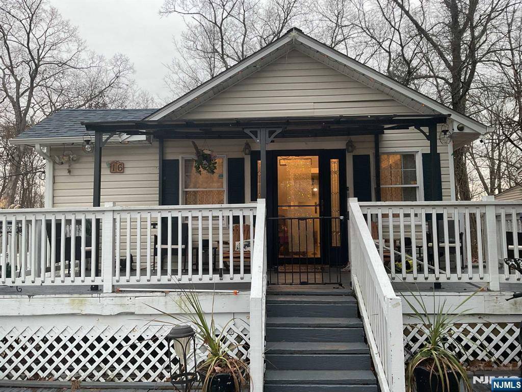 West Milford, NJ 07480,16 Berry LN