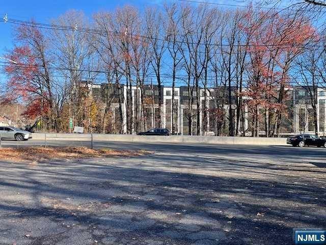 Teaneck, NJ 07666,300 Route 4