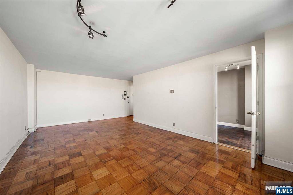 West New York, NJ 07093,6600 Boulevard East #16F