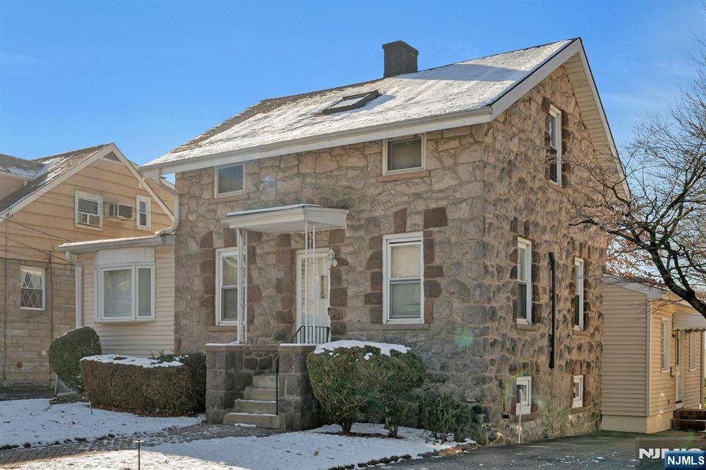 Ridgefield, NJ 07657,696 Day AVE