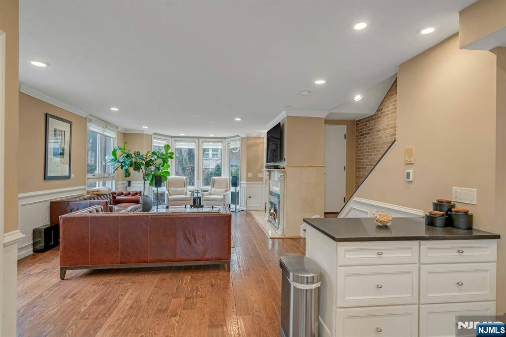 Fort Lee, NJ 07024,110 Kensington DR