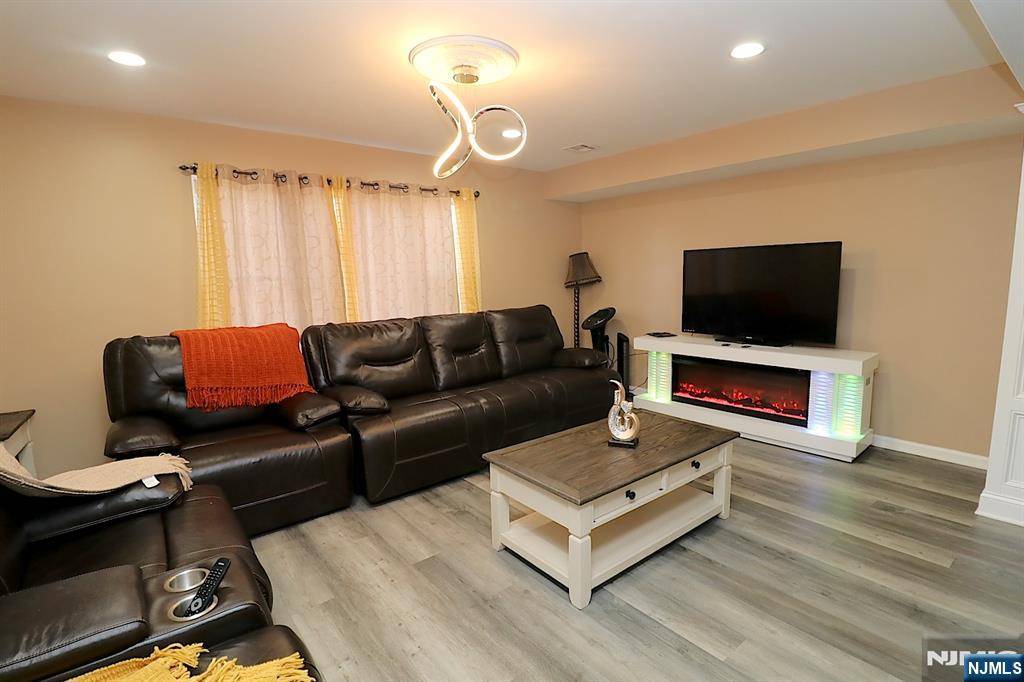 Newark, NJ 07107,580 3rd ST