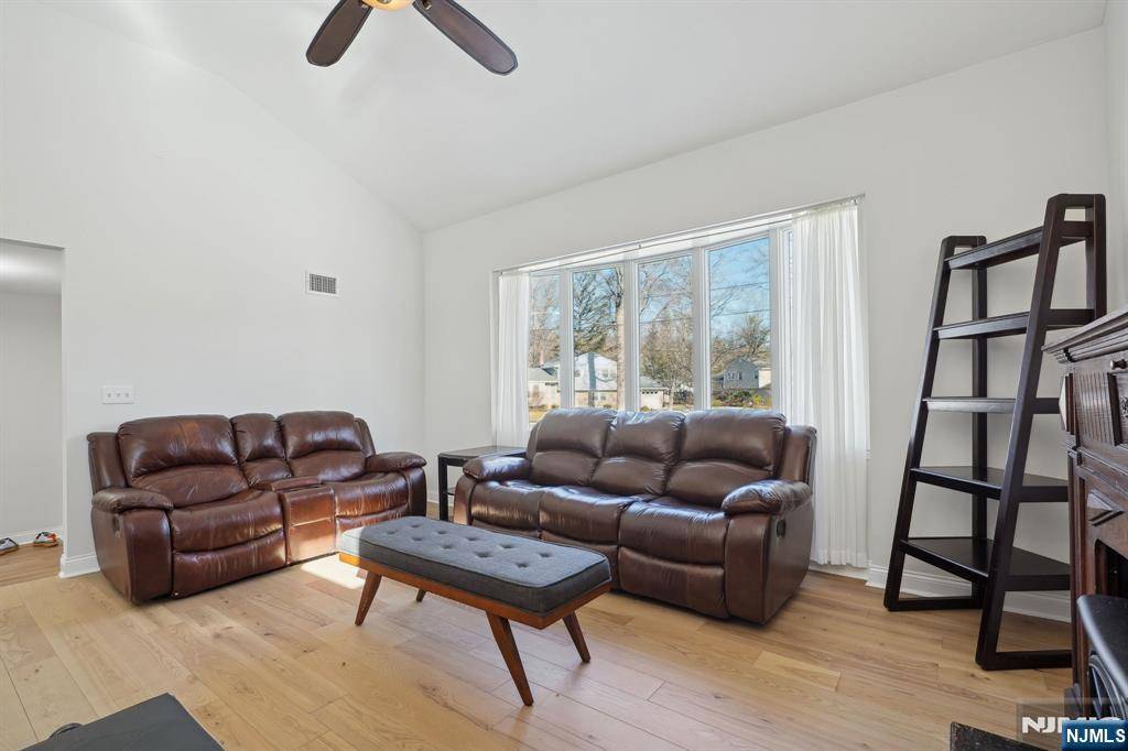 Livingston, NJ 07039,17 Sparrow DR