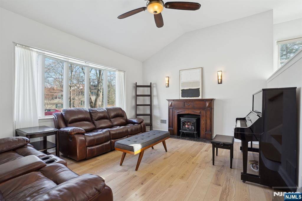 Livingston, NJ 07039,17 Sparrow DR