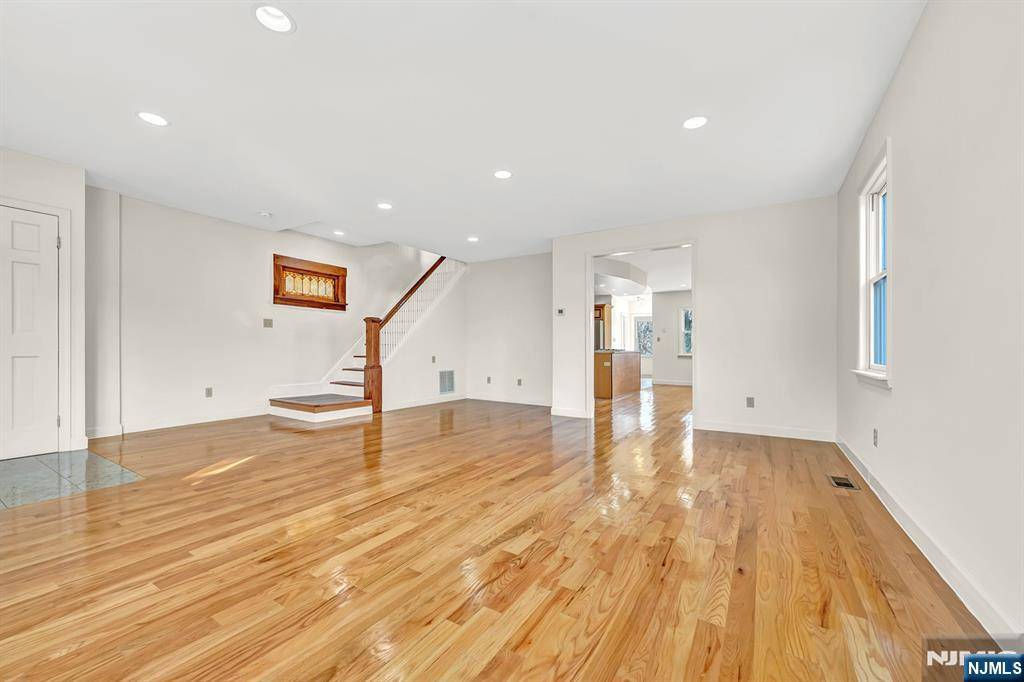 Teaneck, NJ 07666,303 Hickory ST