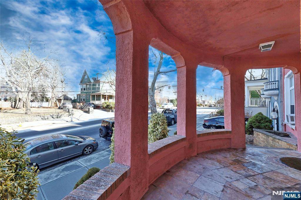Weehawken, NJ 07086,720 Boulevard East #2E