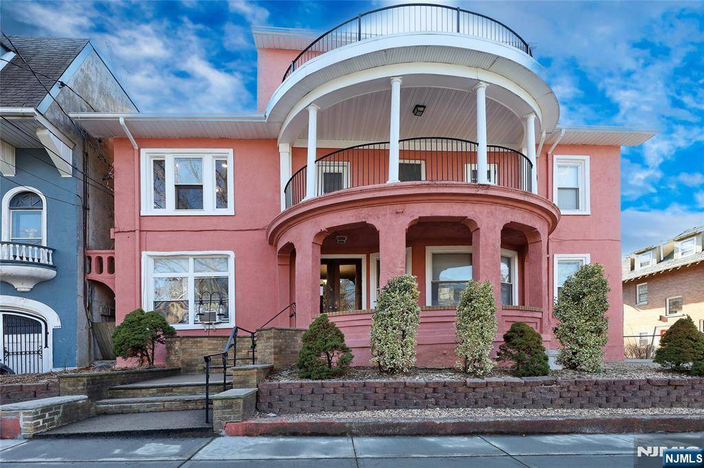 Weehawken, NJ 07086,720 Boulevard East #2E