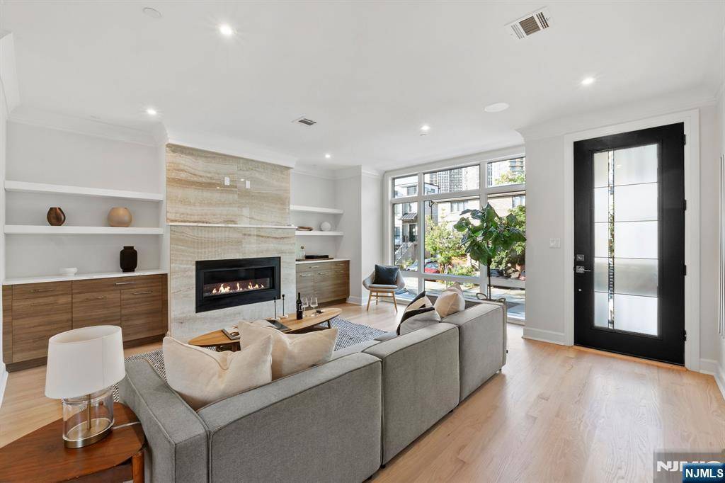 Cliffside Park, NJ 07010,52 Knox