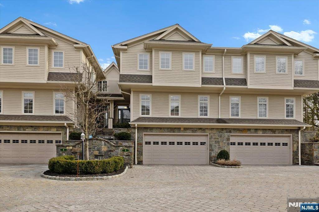 Tenafly, NJ 07670,3 Kensington CT