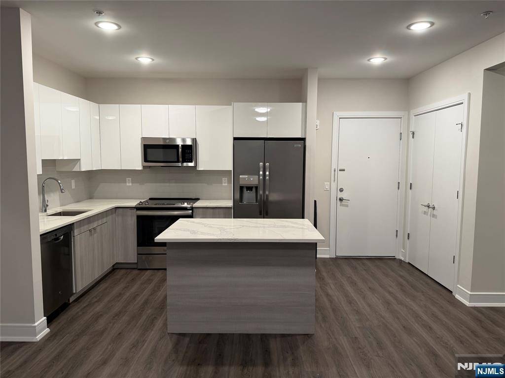 Fort Lee, NJ 07024,470 Main ST #422