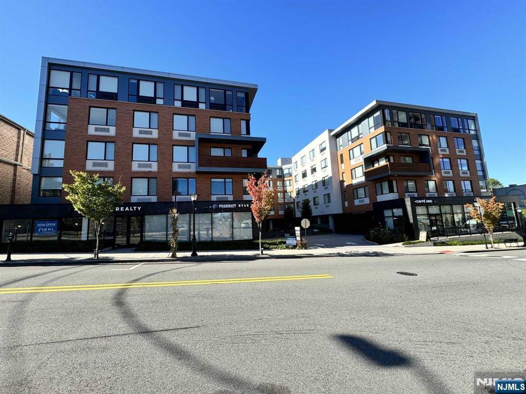 Fort Lee, NJ 07024,470 Main ST #422