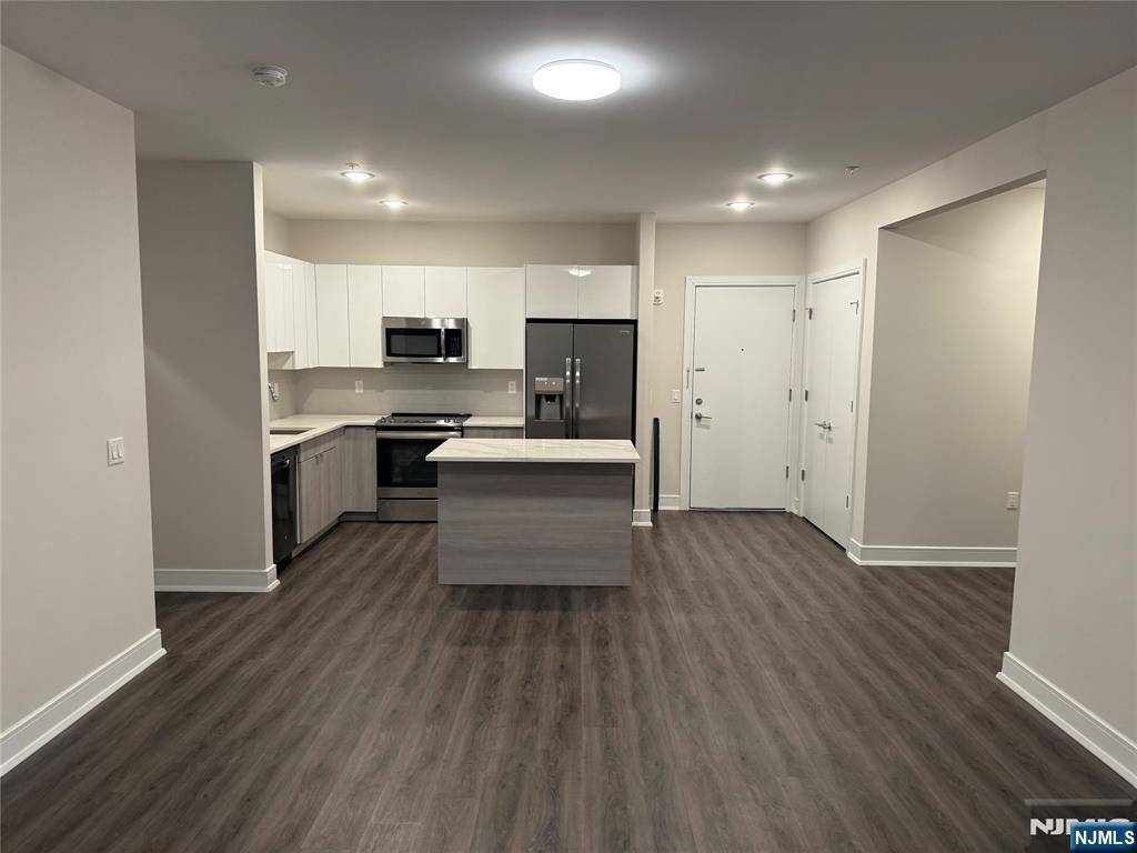 Fort Lee, NJ 07024,470 Main ST #422