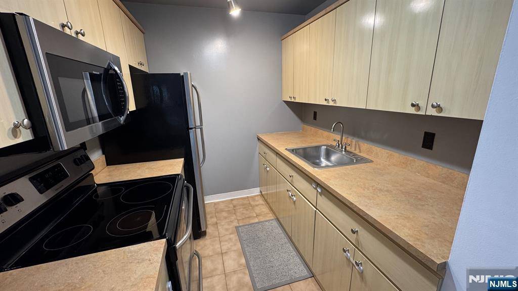 Hackensack, NJ 07601,110-114 Sussex ST #3B