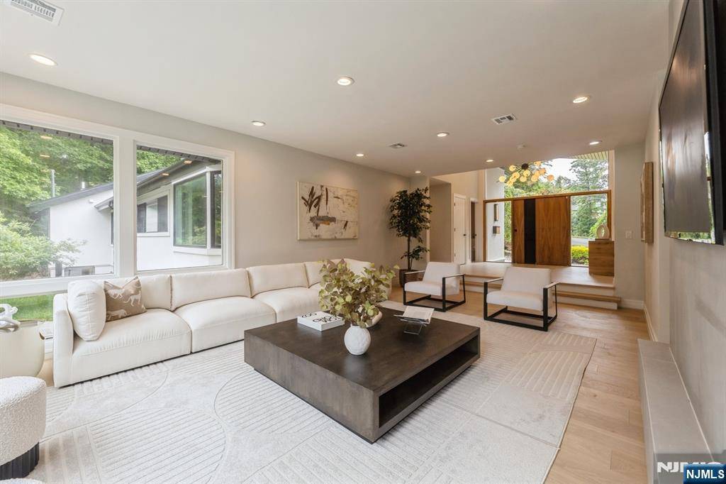 Tenafly, NJ 07670,203 Leroy ST