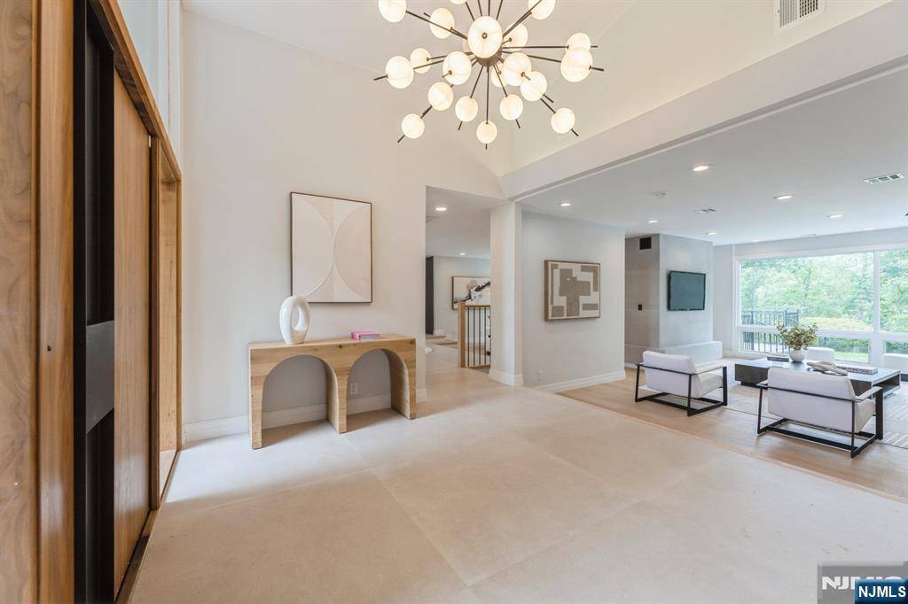 Tenafly, NJ 07670,203 Leroy ST
