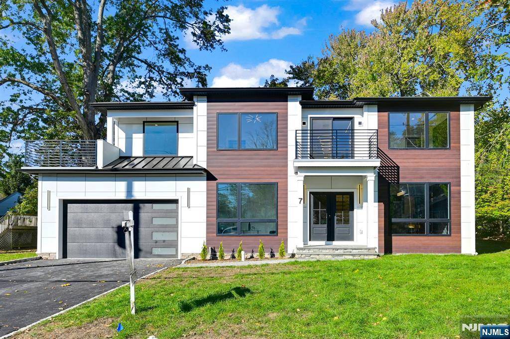 Livingston, NJ 07039,7 Boulderwood DR