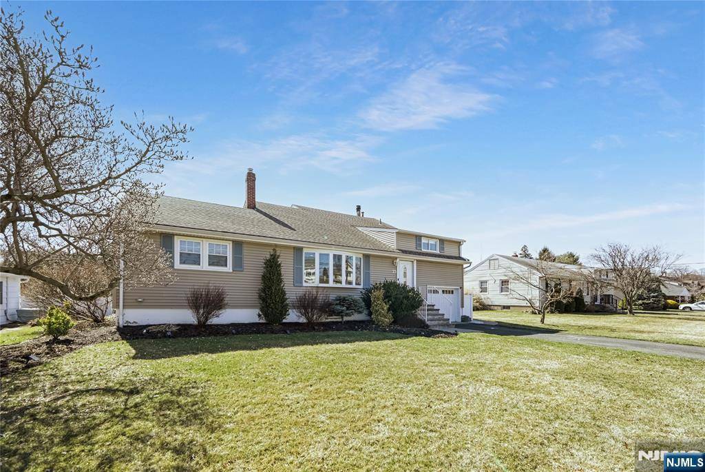Clifton, NJ 07013,23 Manor DR