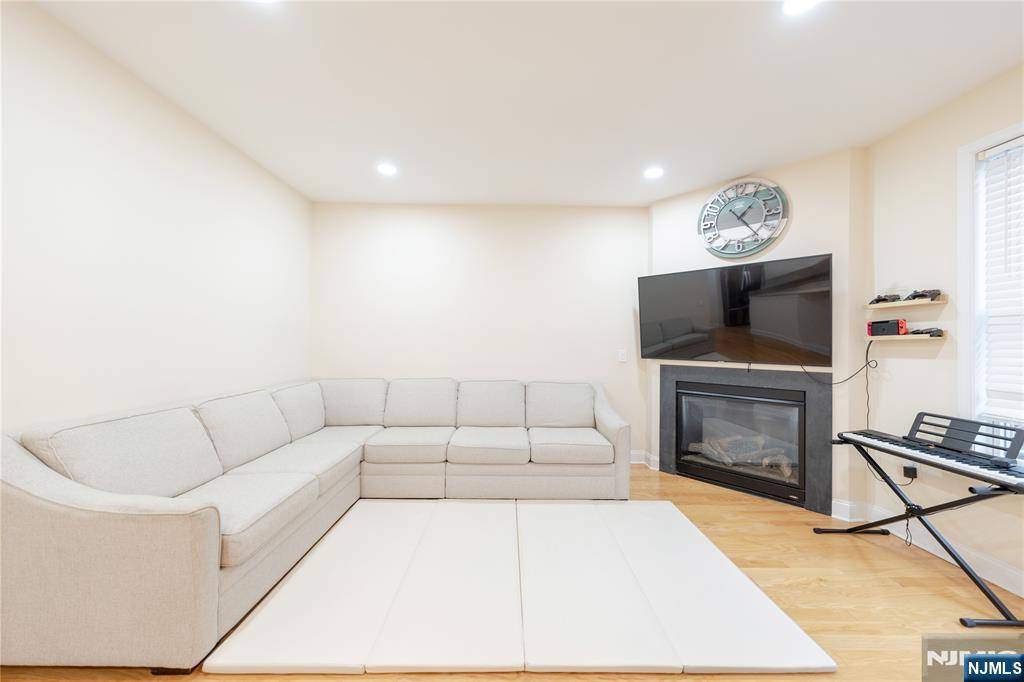Allendale, NJ 07401,703 Whitney LN #703