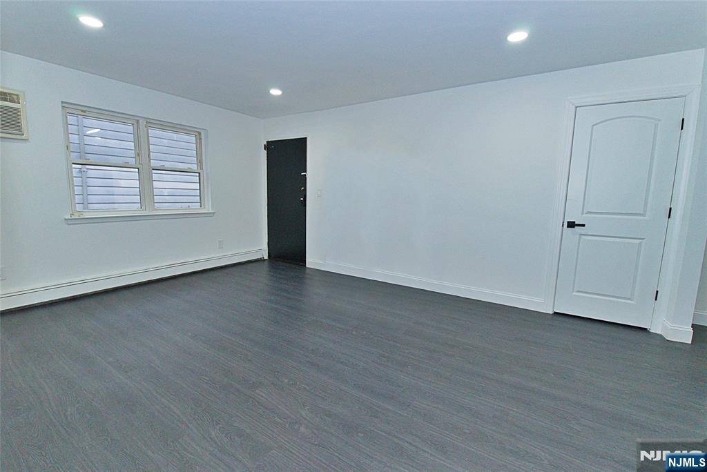Edgewater, NJ 07020,401 Undercliff AVE #B1