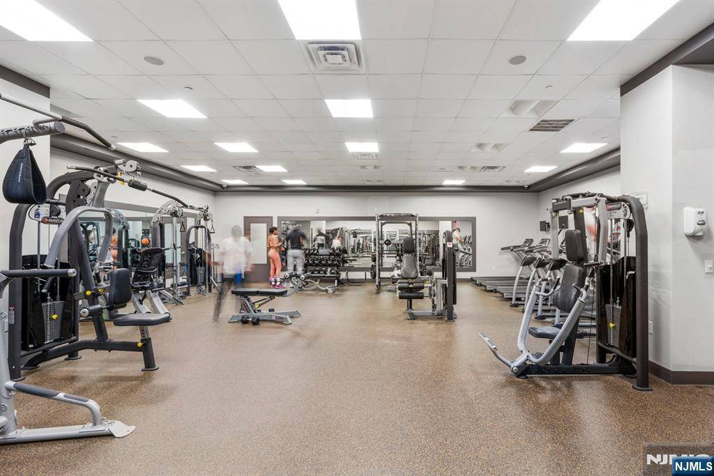 Fort Lee, NJ 07024,1 Executive #619
