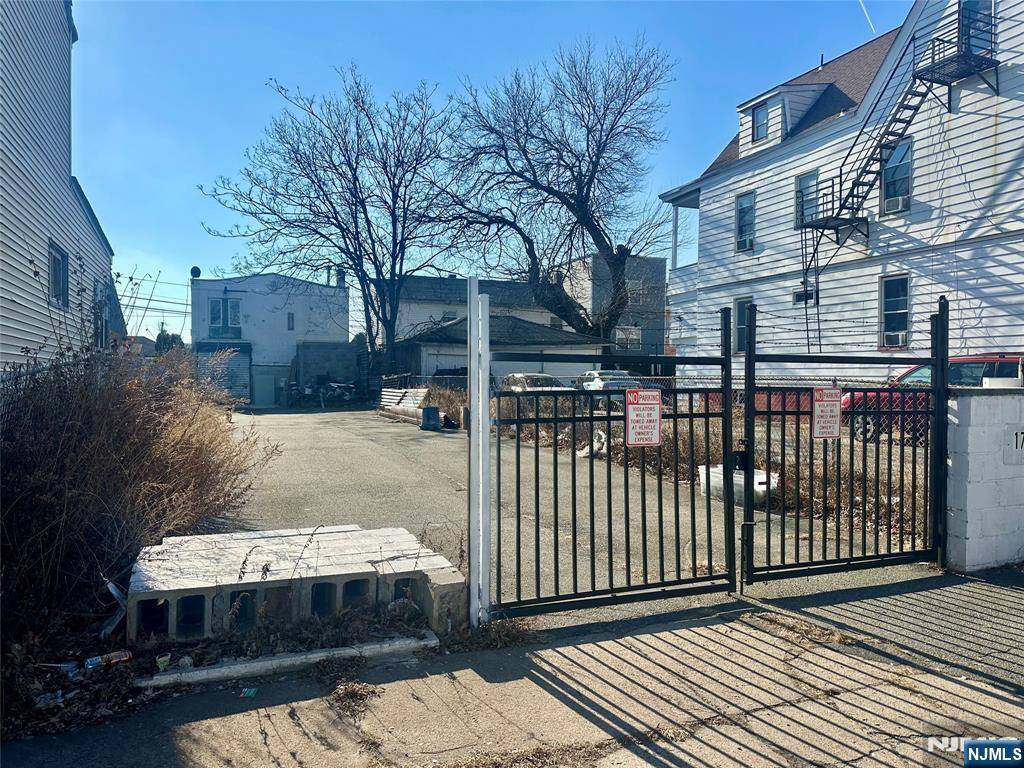 Paterson, NJ 07524,172 Lyon ST