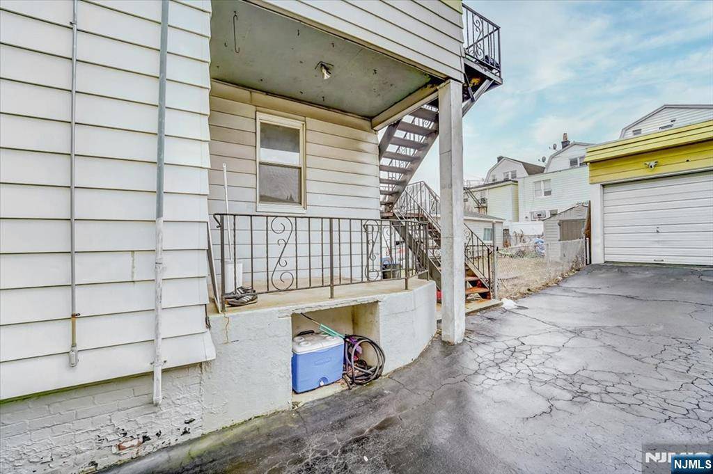 Kearny, NJ 07032,323 Devon ST