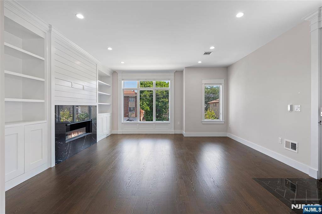 Fort Lee, NJ 07024,1639 Maple ST